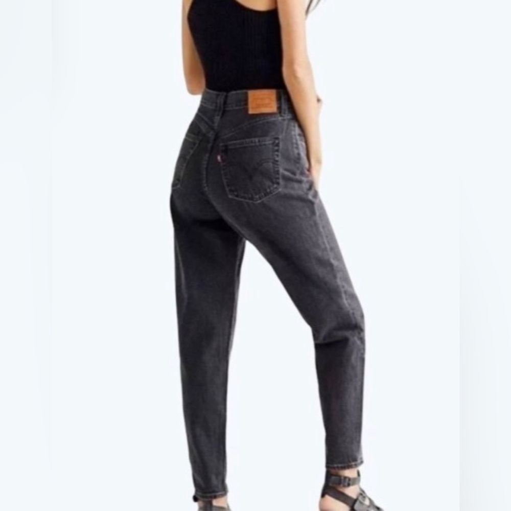 VTG Levi’s 551 high-waited tapered jean in black